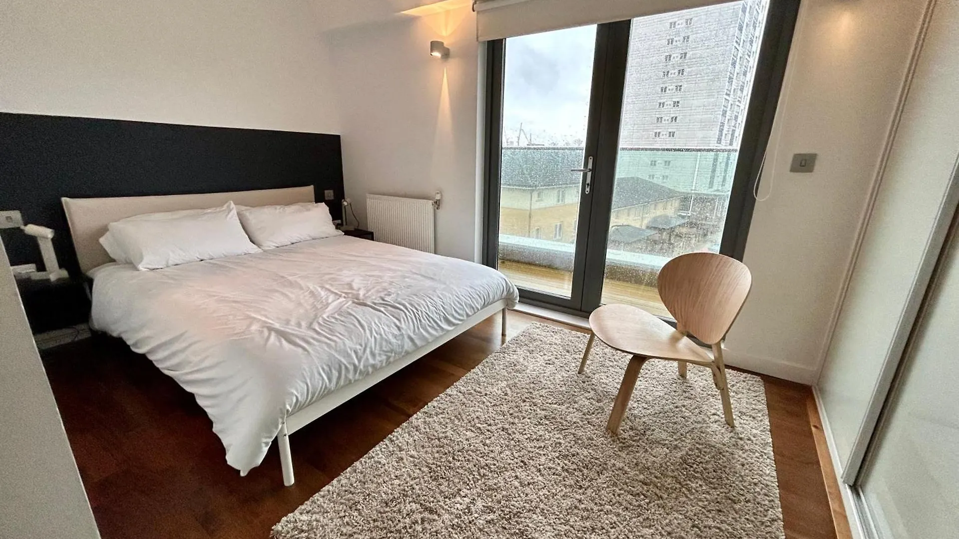 Apartment Stay In Style: Modern 2-Bed In Trendy London Area