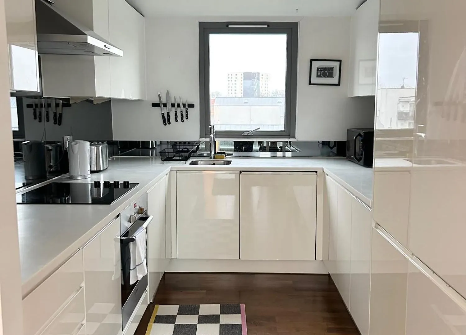 Stay In Style: Modern 2-Bed In Trendy London Area