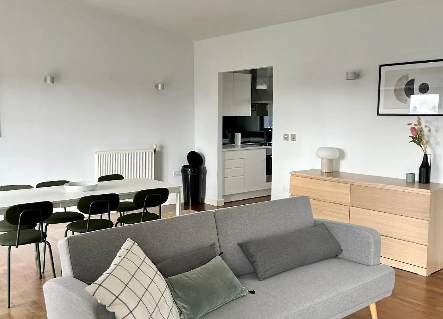Stay In Style: Modern 2-Bed In Trendy London Area Apartment